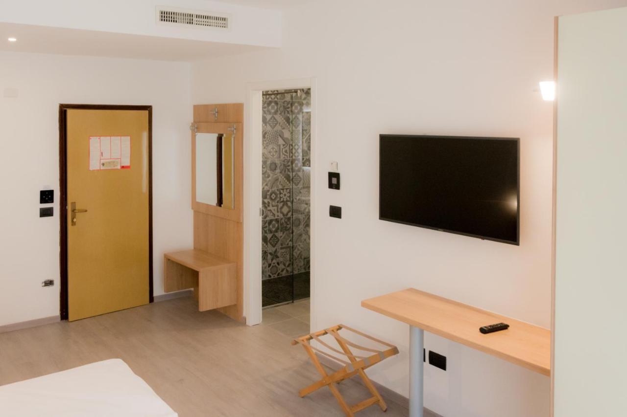 Hotel De Nac Torbole Sul Garda Buitenkant foto